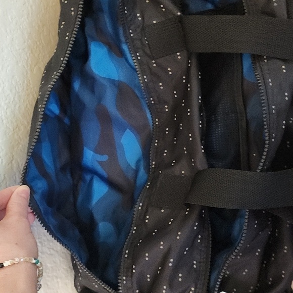 Old Navy Performance Active Duffel Bag with Blue Camo Interior - Picture 7 of 13